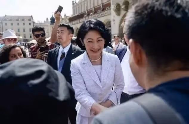 女兒低嫁惹笑話，父親緊跟著離世，紅白喜事撞一起，真子公主慌了