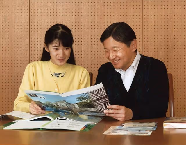 女兒低嫁惹笑話，父親緊跟著離世，紅白喜事撞一起，真子公主慌了
