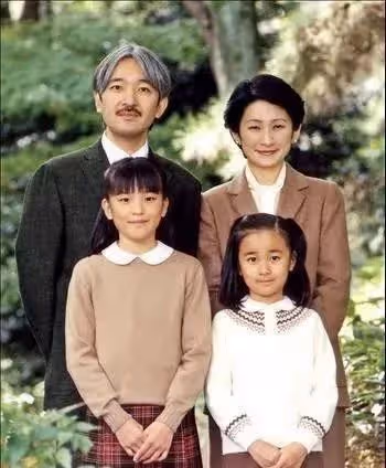 女兒低嫁惹笑話，父親緊跟著離世，紅白喜事撞一起，真子公主慌了