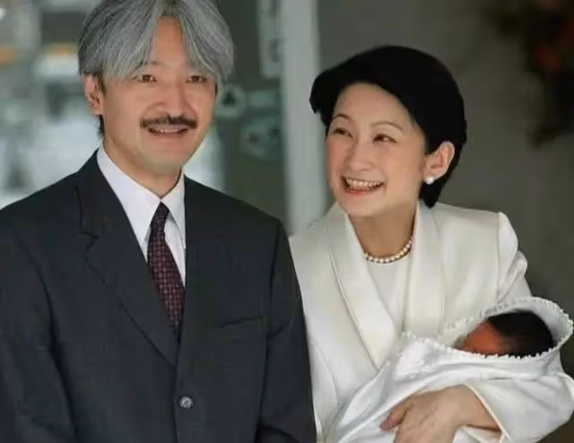 女兒低嫁惹笑話，父親緊跟著離世，紅白喜事撞一起，真子公主慌了