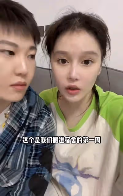趙本山女兒與男友秀恩愛,自曝在公司宿舍同居,將大婚婚房已裝修