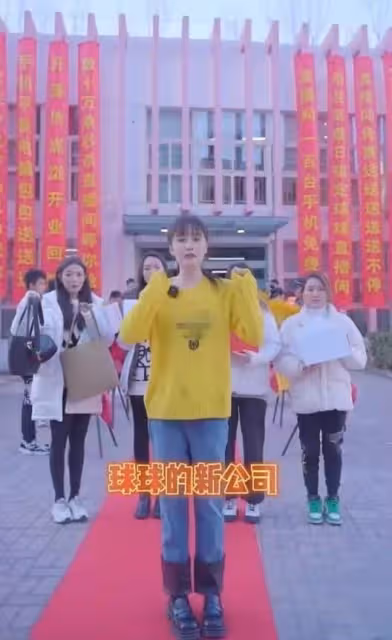 趙本山女兒與男友秀恩愛,自曝在公司宿舍同居,將大婚婚房已裝修