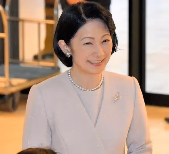 女兒低嫁惹笑話，父親緊跟著離世，紅白喜事撞一起，真子公主慌了