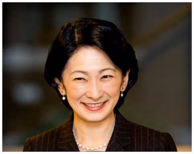 女兒低嫁惹笑話，父親緊跟著離世，紅白喜事撞一起，真子公主慌了