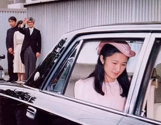 女兒低嫁惹笑話，父親緊跟著離世，紅白喜事撞一起，真子公主慌了