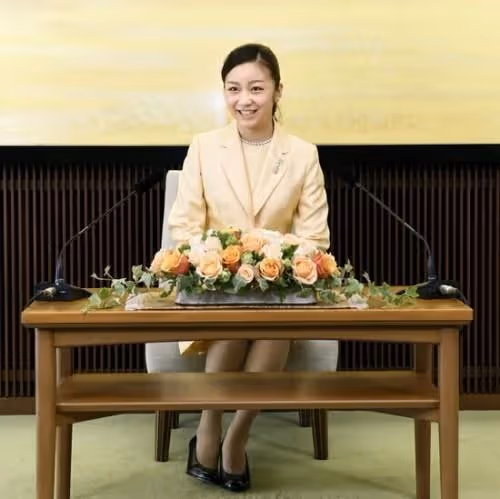 女兒低嫁惹笑話，父親緊跟著離世，紅白喜事撞一起，真子公主慌了