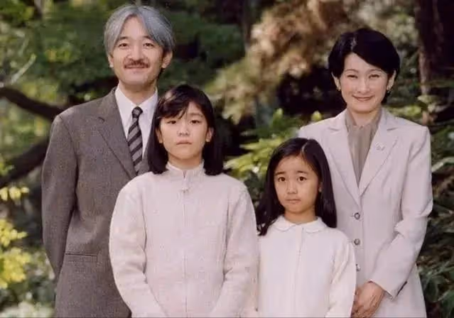 女兒低嫁惹笑話，父親緊跟著離世，紅白喜事撞一起，真子公主慌了