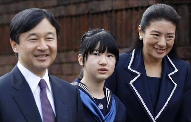 女兒低嫁惹笑話，父親緊跟著離世，紅白喜事撞一起，真子公主慌了
