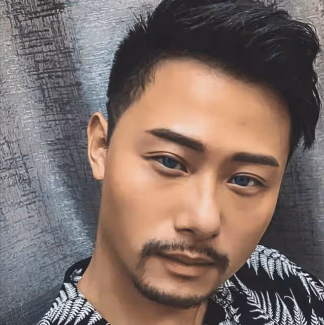 TVB肌肉男神執導首部電影即獲獎，自稱是「廢物」，自覺虧欠父母