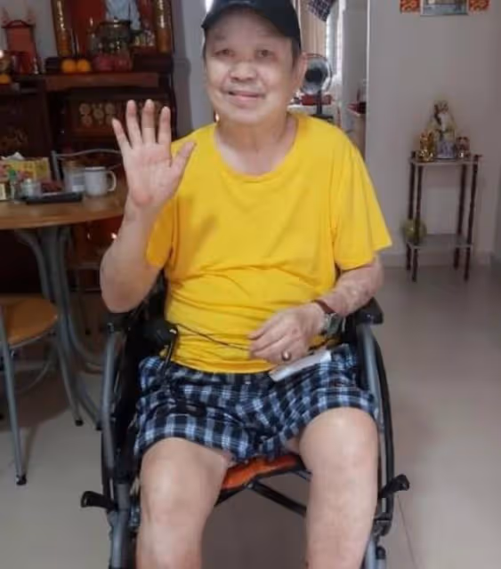 84歲老戲骨唐琥截肢後靠輪椅代步,稱比死還痛苦,感覺在連累家人