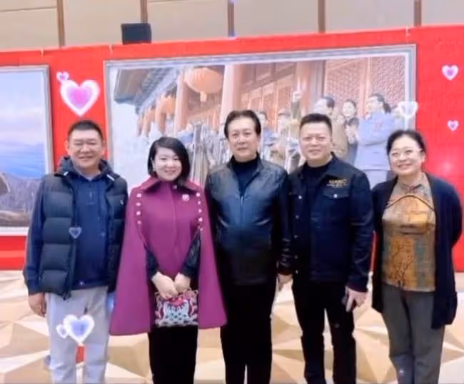 69歲唐國強近況曝光，穿皮衣挺大肚顯富態，腳步蹣跚走路顯吃力