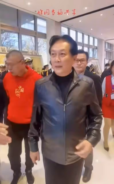 69歲唐國強近況曝光，穿皮衣挺大肚顯富態，腳步蹣跚走路顯吃力