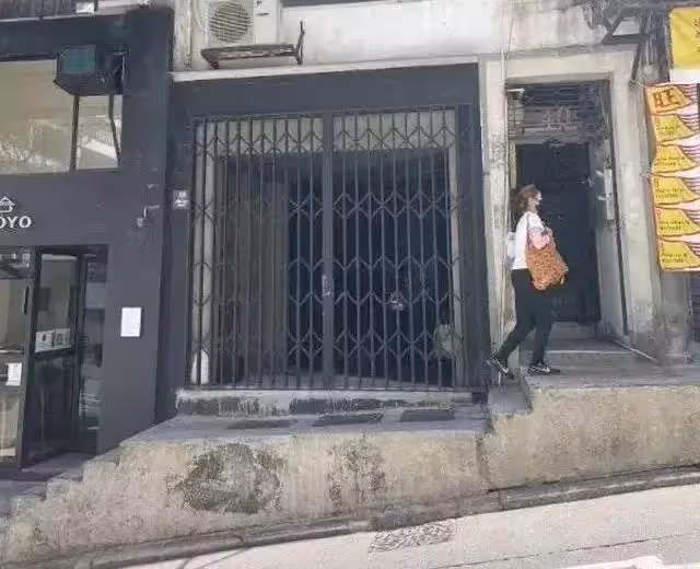疫情下的港星百態:成龍親自搬物資被贊,麥家琪上街不戴口罩被罵