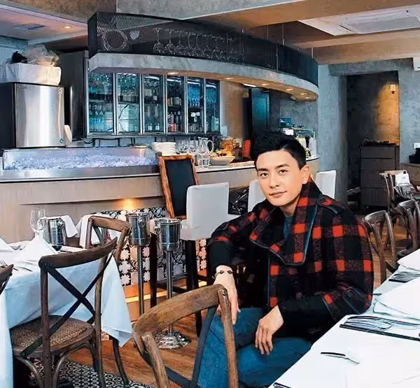 疫情下的港星百態:成龍親自搬物資被贊,麥家琪上街不戴口罩被罵