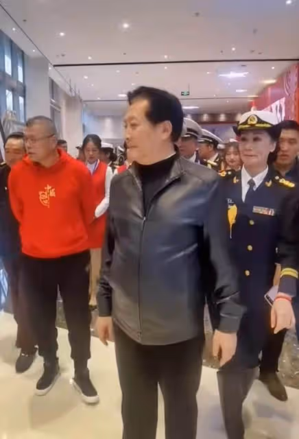 69歲唐國強近況曝光，穿皮衣挺大肚顯富態，腳步蹣跚走路顯吃力
