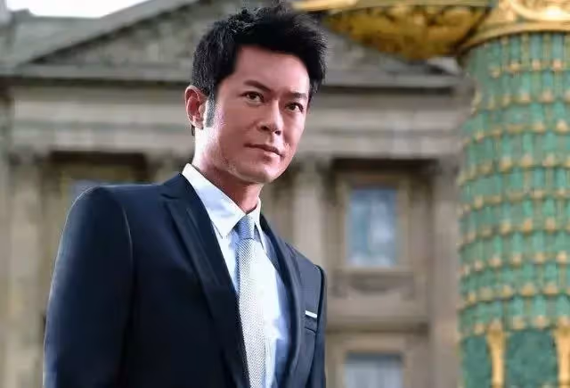 疫情下的港星百態:成龍親自搬物資被贊,麥家琪上街不戴口罩被罵