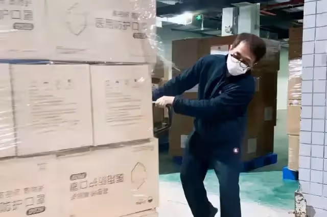 疫情下的港星百態:成龍親自搬物資被贊,麥家琪上街不戴口罩被罵