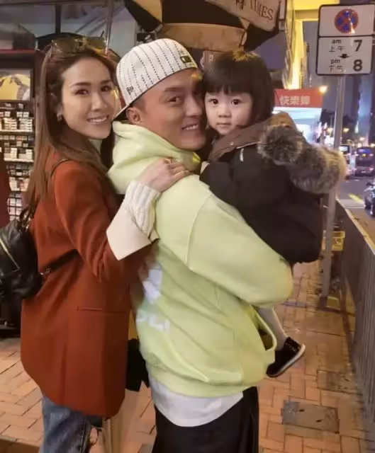 疫情下的港星百態:成龍親自搬物資被贊,麥家琪上街不戴口罩被罵