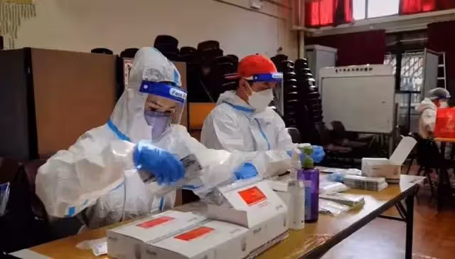疫情下的港星百態:成龍親自搬物資被贊,麥家琪上街不戴口罩被罵