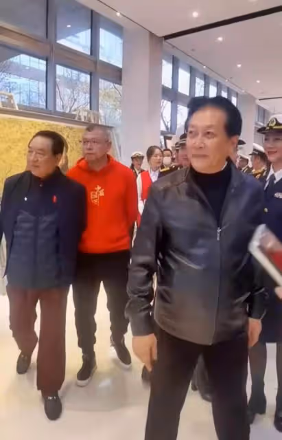 69歲唐國強近況曝光，穿皮衣挺大肚顯富態，腳步蹣跚走路顯吃力