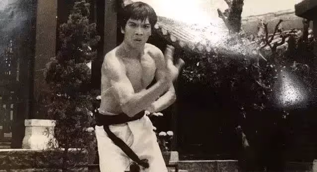 向華強年輕時長啥樣?當照片流出,才知為啥成龍怕他,關之琳愛他
