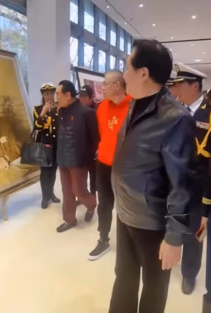 69歲唐國強近況曝光，穿皮衣挺大肚顯富態，腳步蹣跚走路顯吃力