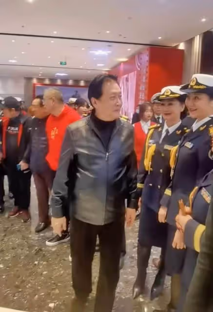 69歲唐國強近況曝光，穿皮衣挺大肚顯富態，腳步蹣跚走路顯吃力