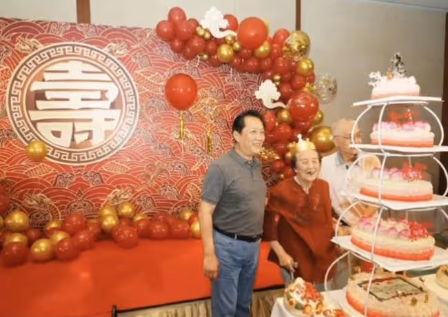 69歲唐國強近況曝光，穿皮衣挺大肚顯富態，腳步蹣跚走路顯吃力