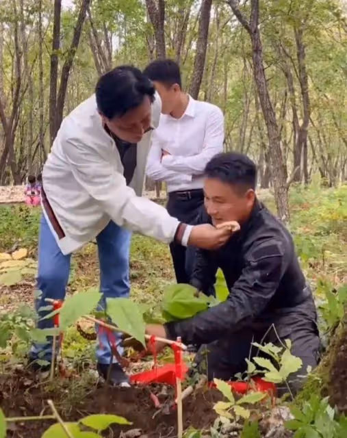 69歲唐國強近況曝光，穿皮衣挺大肚顯富態，腳步蹣跚走路顯吃力