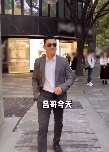 65歲呂良偉現身上海街頭,獨自出行無保安,工作後特意找女粉合影:完全看不出是年過六旬之人