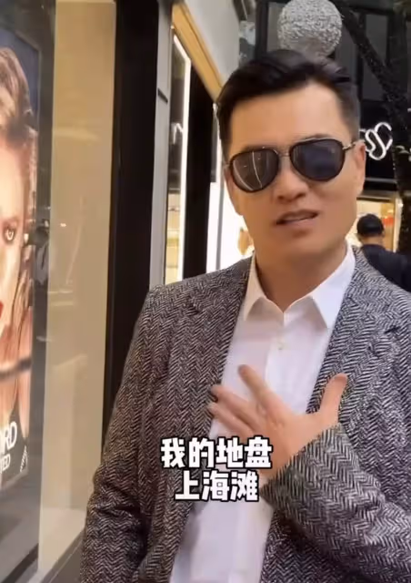 65歲呂良偉現身上海街頭,獨自出行無保安,工作後特意找女粉合影:完全看不出是年過六旬之人