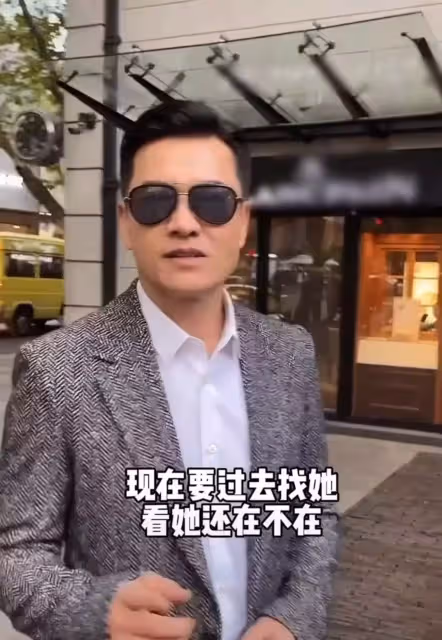 65歲呂良偉現身上海街頭,獨自出行無保安,工作後特意找女粉合影:完全看不出是年過六旬之人
