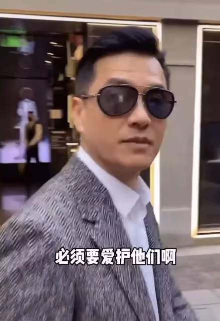 65歲呂良偉現身上海街頭,獨自出行無保安,工作後特意找女粉合影:完全看不出是年過六旬之人