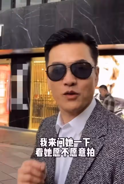 65歲呂良偉現身上海街頭,獨自出行無保安,工作後特意找女粉合影:完全看不出是年過六旬之人