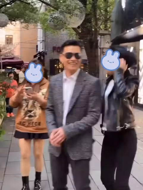 65歲呂良偉現身上海街頭,獨自出行無保安,工作後特意找女粉合影:完全看不出是年過六旬之人