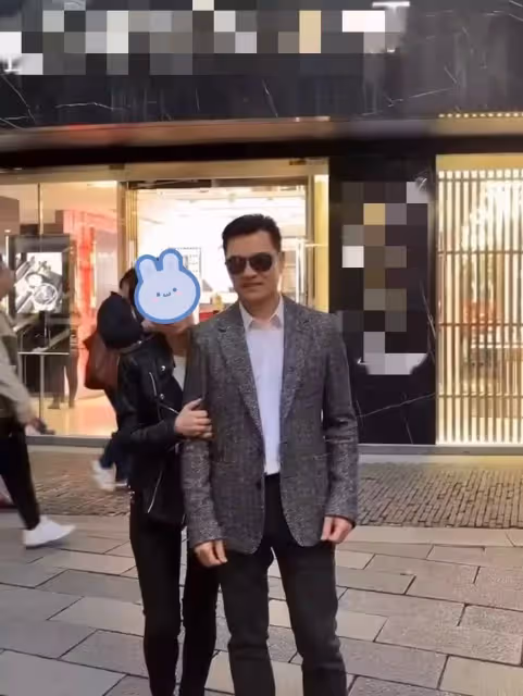 65歲呂良偉現身上海街頭,獨自出行無保安,工作後特意找女粉合影:完全看不出是年過六旬之人