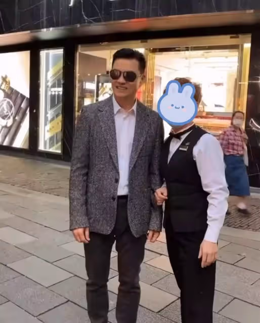 65歲呂良偉現身上海街頭,獨自出行無保安,工作後特意找女粉合影:完全看不出是年過六旬之人