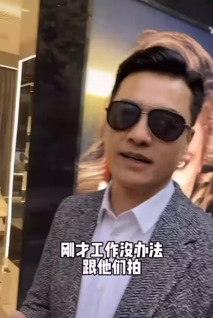 65歲呂良偉現身上海街頭,獨自出行無保安,工作後特意找女粉合影:完全看不出是年過六旬之人