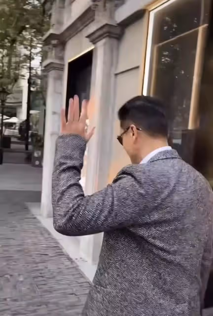 65歲呂良偉現身上海街頭,獨自出行無保安,工作後特意找女粉合影:完全看不出是年過六旬之人