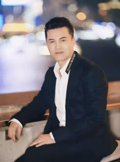 65歲呂良偉現身上海街頭,獨自出行無保安,工作後特意找女粉合影:完全看不出是年過六旬之人