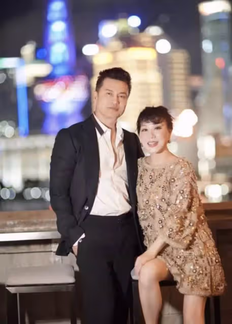 65歲呂良偉現身上海街頭,獨自出行無保安,工作後特意找女粉合影:完全看不出是年過六旬之人