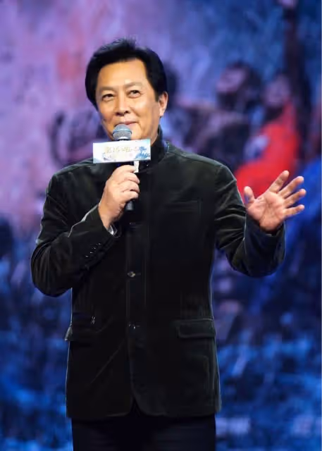 69歲唐國強近況曝光，穿皮衣挺大肚顯富態，腳步蹣跚走路顯吃力