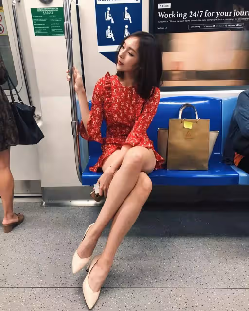 車廂裡養眼風景❤️網路瘋曬「搭地鐵巧遇的超美正妹」 一上車「秒被口罩白皙仙女電到」正臉美翻天
