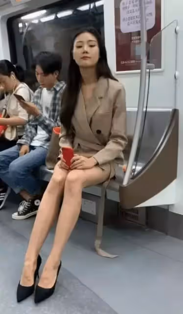 車廂裡養眼風景❤️網路瘋曬「搭地鐵巧遇的超美正妹」 一上車「秒被口罩白皙仙女電到」正臉美翻天