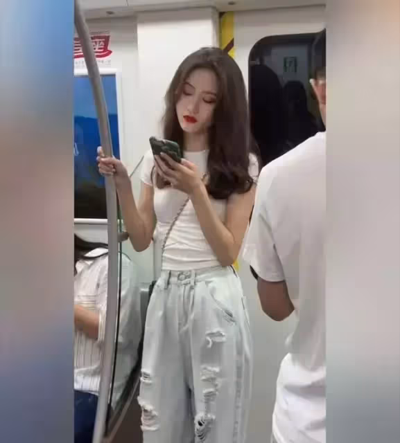 車廂裡養眼風景❤️網路瘋曬「搭地鐵巧遇的超美正妹」 一上車「秒被口罩白皙仙女電到」正臉美翻天