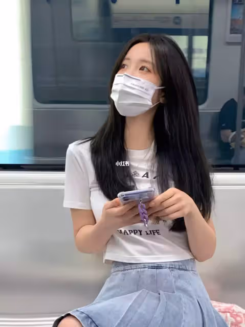車廂裡養眼風景❤️網路瘋曬「搭地鐵巧遇的超美正妹」 一上車「秒被口罩白皙仙女電到」正臉美翻天
