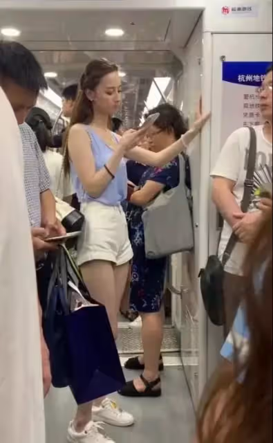 車廂裡養眼風景❤️網路瘋曬「搭地鐵巧遇的超美正妹」 一上車「秒被口罩白皙仙女電到」正臉美翻天