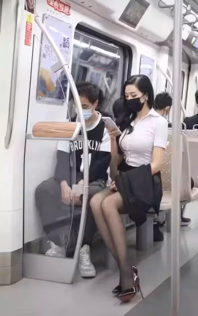 車廂裡養眼風景❤️網路瘋曬「搭地鐵巧遇的超美正妹」 一上車「秒被口罩白皙仙女電到」正臉美翻天