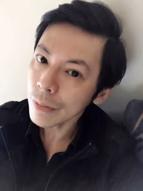 47歲男星轉行當保安，每天工作12小時需掃菸頭，皮鞋開裂補好再穿