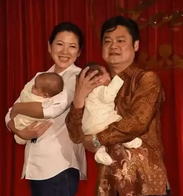為愛嫁豪門!情歌皇后「不惜高齡生子」4年人工受孕20次 48歲喜迎雙胞胎「天天曬娃」很幸福:苦盡甘來